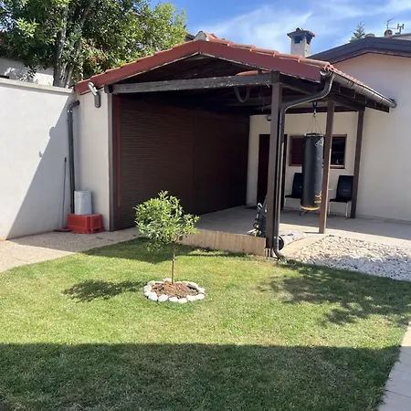 Small House Nea In Center-with Free Parking Apartment *